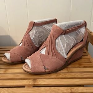 Earth Brand new never worn w/box  suede pink open toe wedge